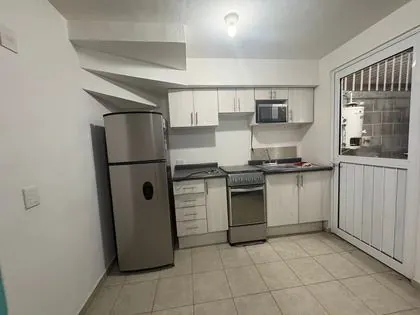Cocina integral con estufa y refrigerador