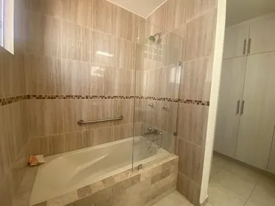 Baño con tina · Casa en Campestre Italiana