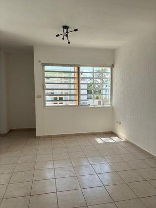 Estancia con ventanal